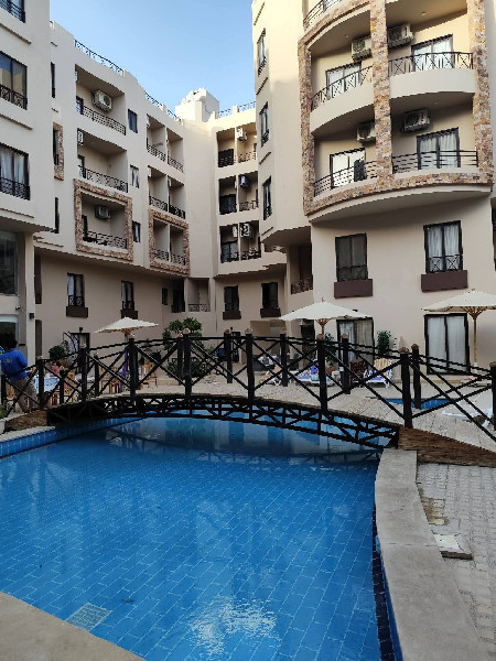 Aqua Tropical resort / Al Ahyaa / bazén